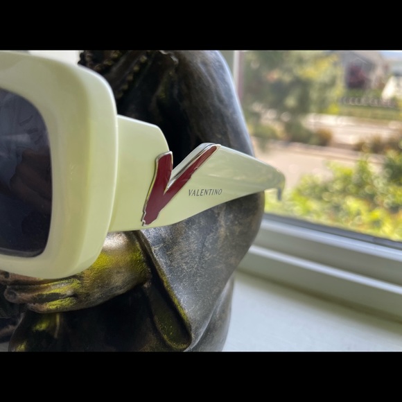 ❤️💚 VALENTINO SUN GLASSES 💚❤️ - Picture 3 of 8